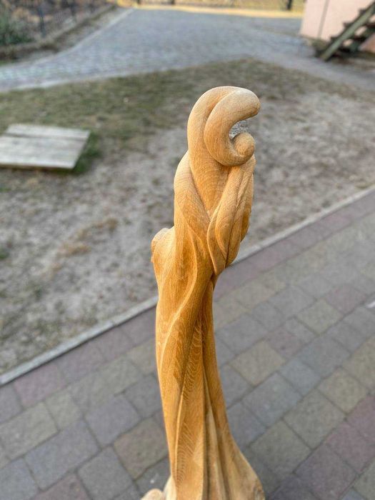 різьблений дубовий стовп до перил