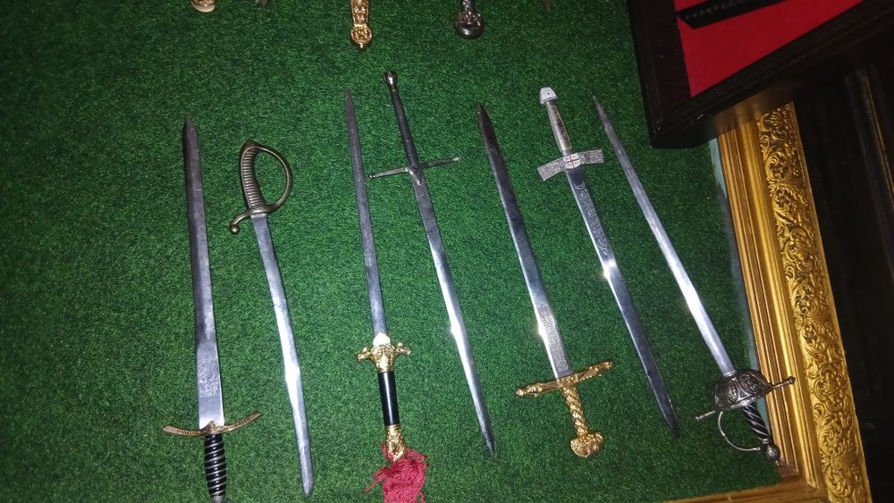Colecao30  Espada minitura por 250  €