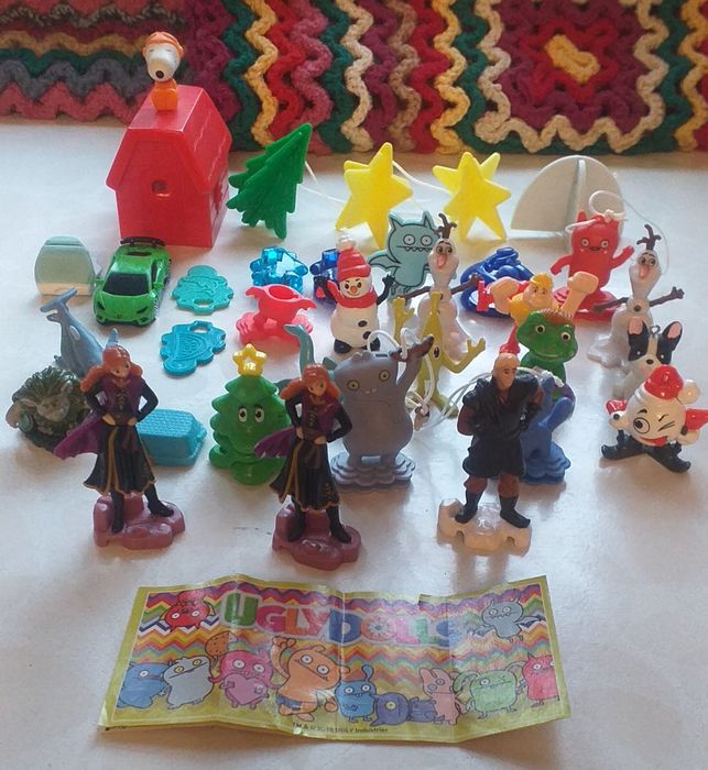 Киндеры, игрушки,машинка,запчасти. Цена за все.