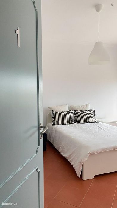 Quarto - localizado em Oeiras Lisbon