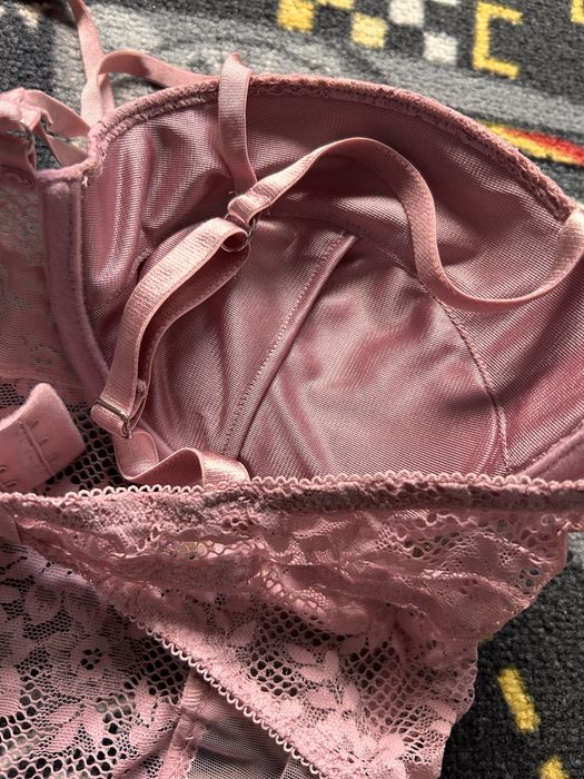 Bielizna nocna koronkowe body pudrowy róż