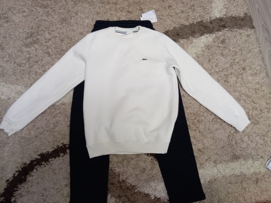 Це спортивний костюм Lacoste, який включає штани з органічної бавовни XH0075.