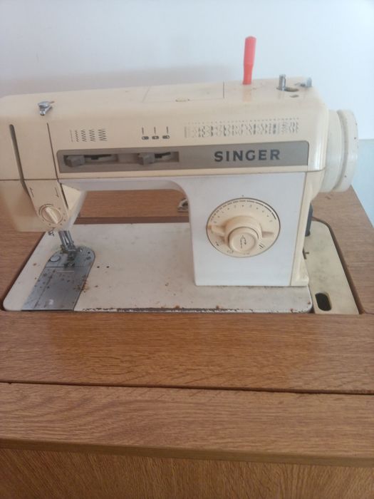 Máquina de costura Singer usada, a trabalhar, elétrica