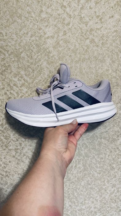 Жіночі кросівки adidas фірмові