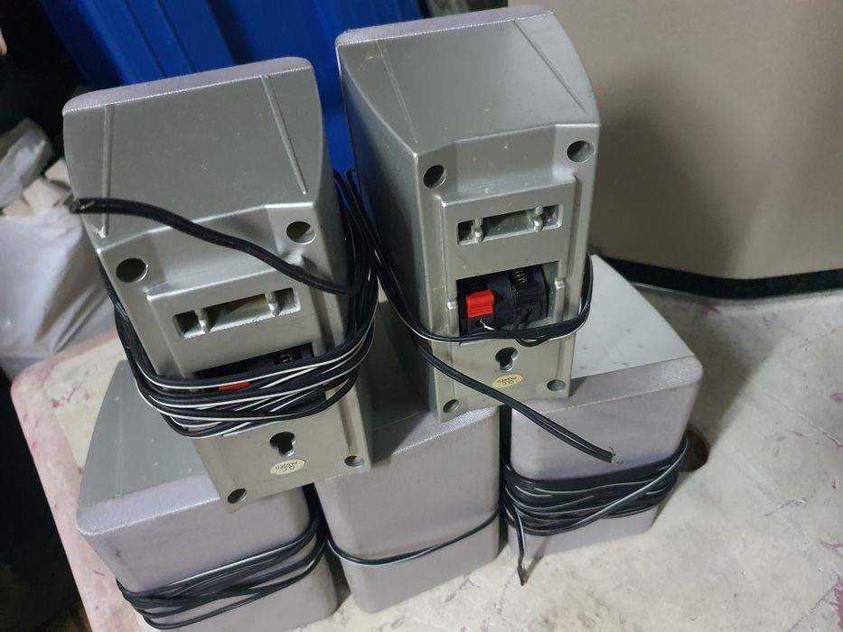 Diversos conjuntos de colunas e Subwoofers