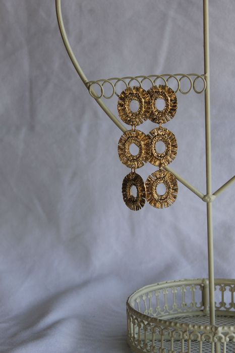 brincos compridos dourados