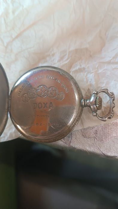 Срібний годинник Doxa.
