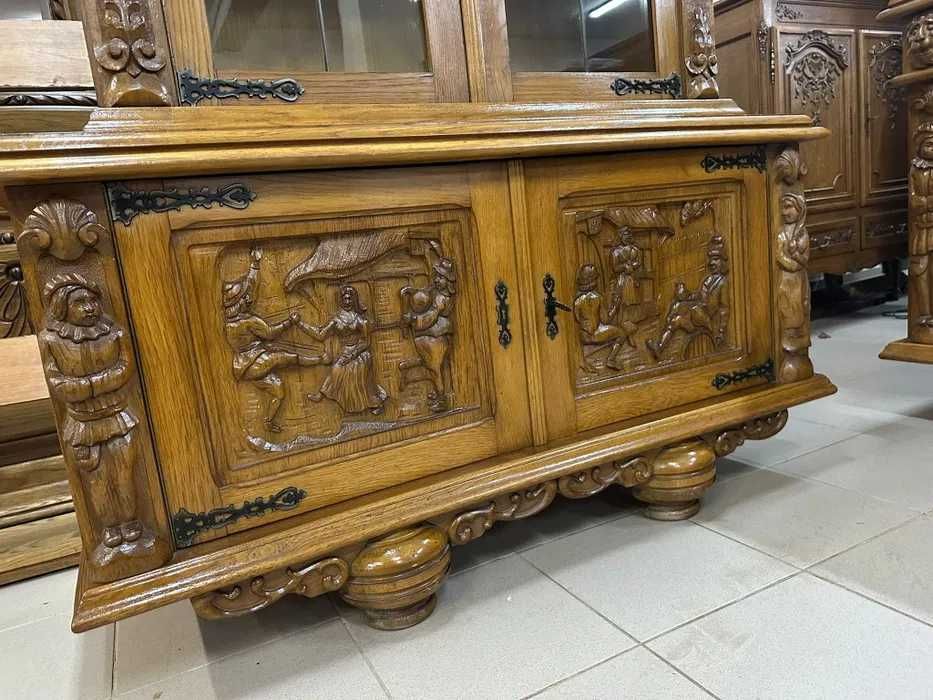 Rzeźbiony komplet – witryna, komoda, stół + 6 krzeseł.