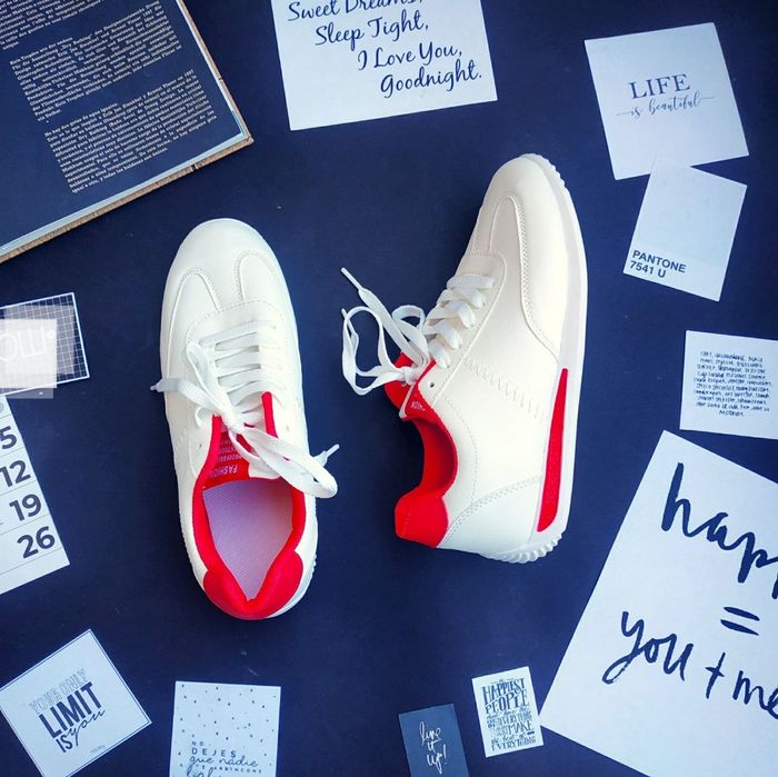 Легкі кросівки з червоним уцінка Є дефект на язичку для дівчат розм 38