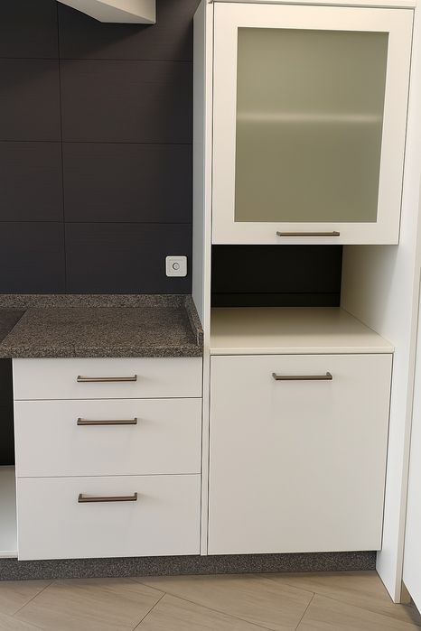 Cozinha em branco com mármore azul