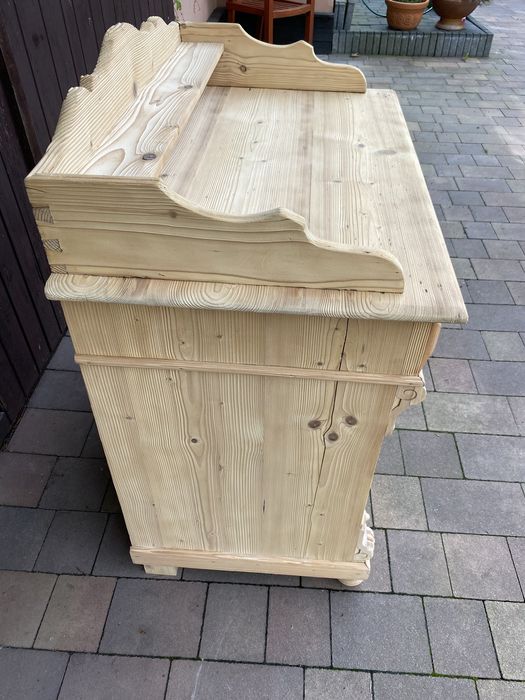 Stara komoda , lite surowe drewno.