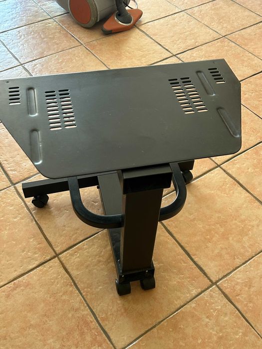 Movel de metal com rodas para TV