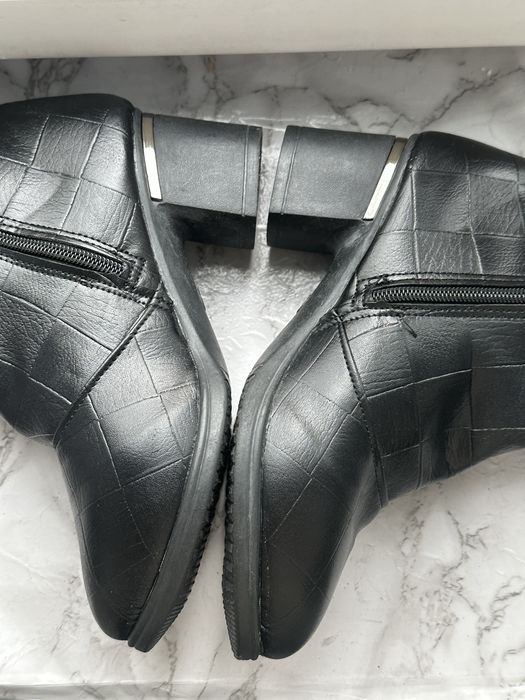 Черные ботинки на каблуке