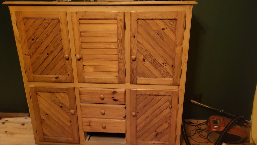 Komoda drewniana wielkości szafy