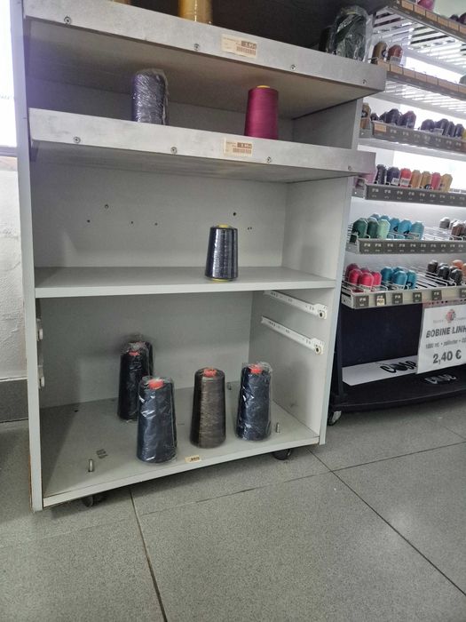 Móvel/Expositor com prateleiras