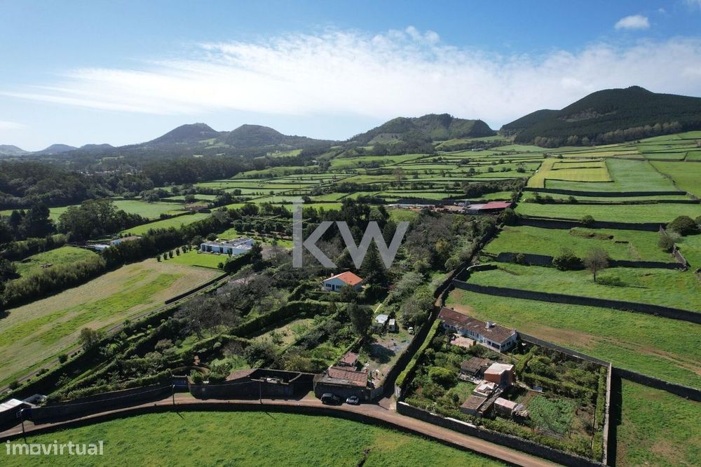 Moradia situada nos Fenais da Luz inserida num terreno de 2.560 m2