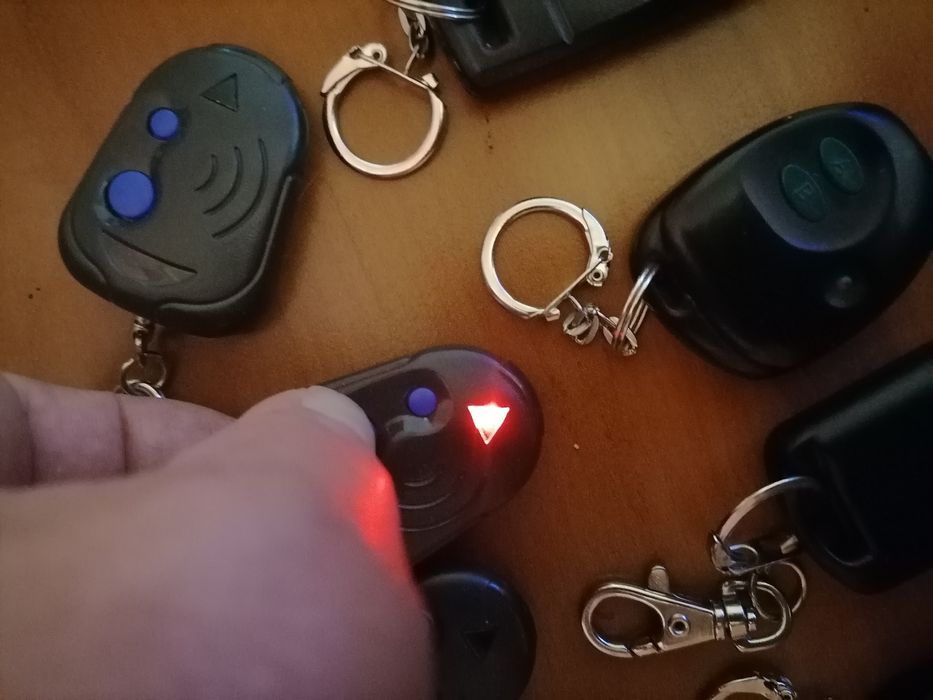 Продам пульты разные