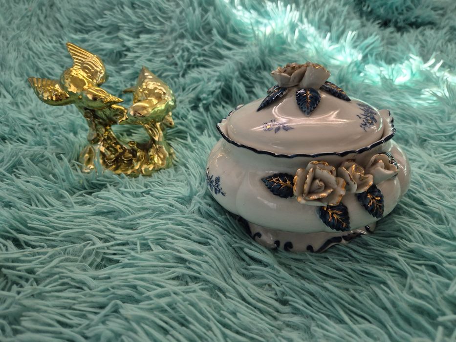 Różności porcelanowe cena za całość
