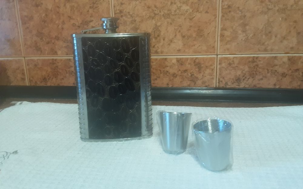 фляга для напитков с рюмками.