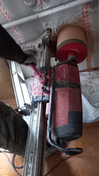 Алмазне буріння свердління отворів.