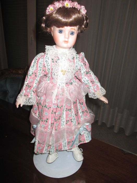 Três bonecas de porcelana