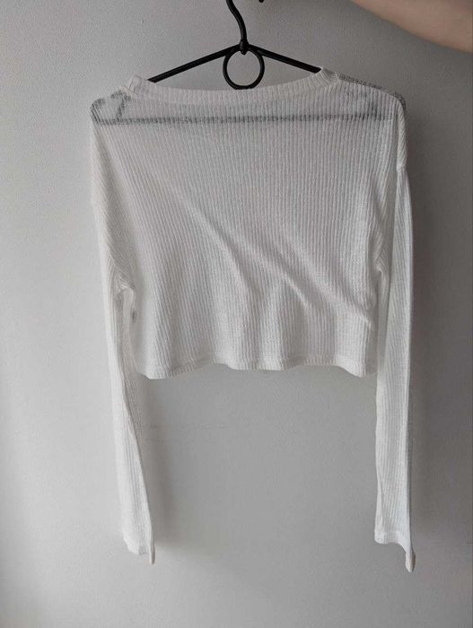 Biały prążkowany crop top – długi rękaw, krótki fason