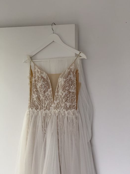 Весільна сукня з відкритою ногою