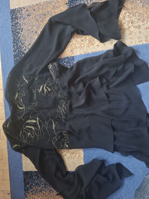 Elegancka czarna bluzka z transparentnymi rękawami i złotym haftem