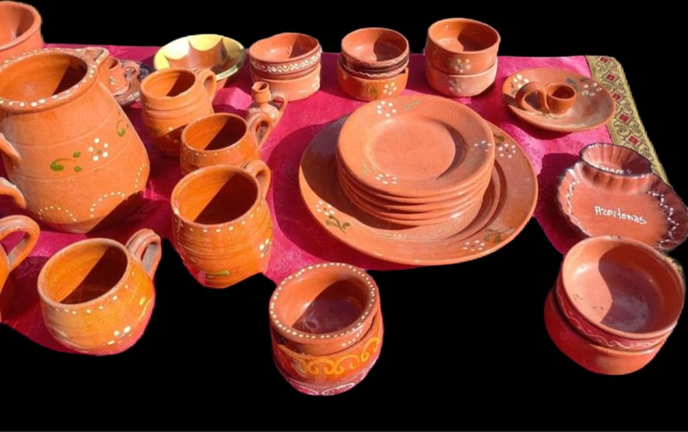 Grande lote de peças variadas em barro