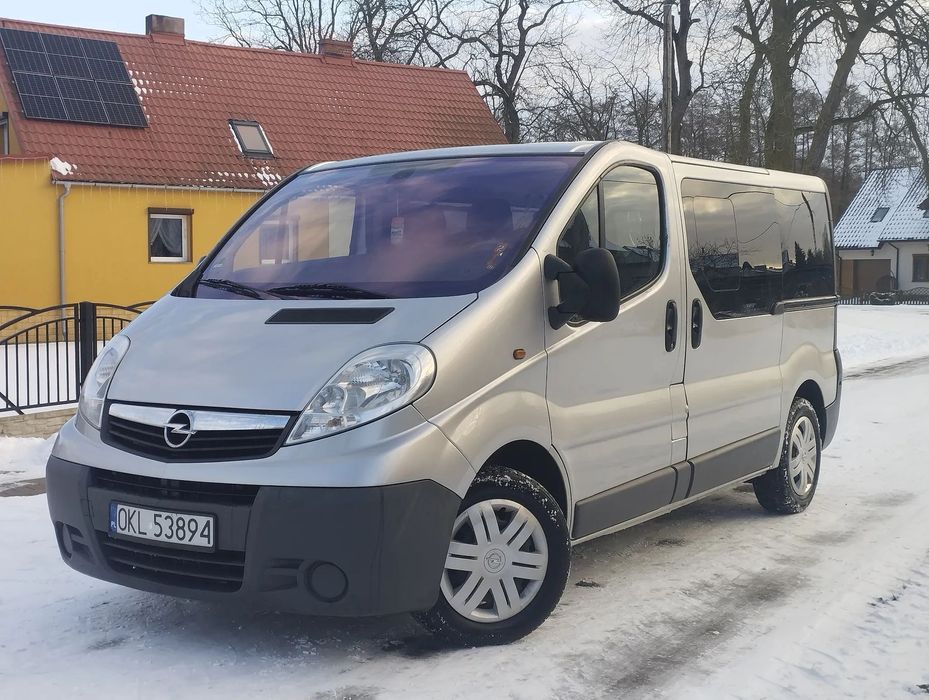 Opel Vivaro 192tkm Nawiewy 9 osobowy Dwoje Drzwi Przesuwnych Zimowe Opony Klima