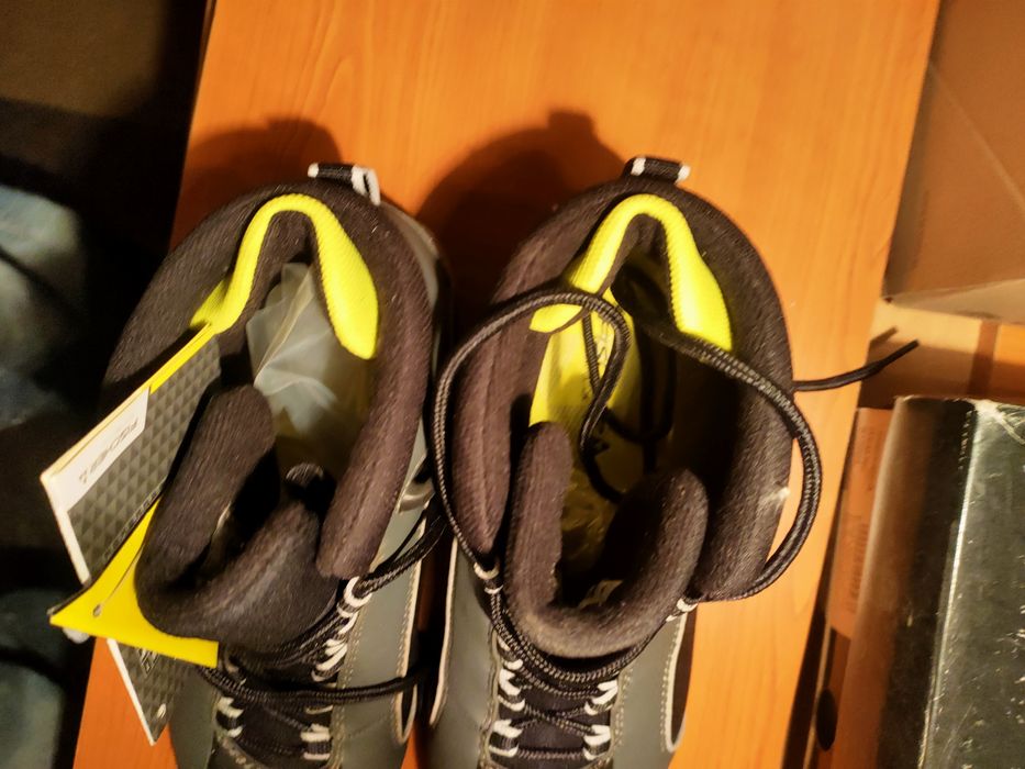 Лыжные ботинки. .