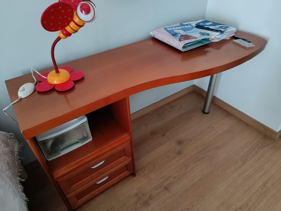 Secretária com gavetas