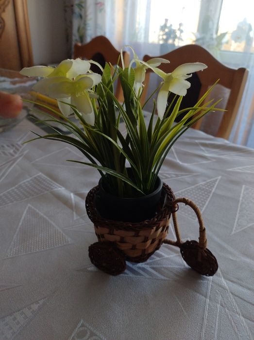 Ozdobny koszyczek wiklinowy do kwiatów