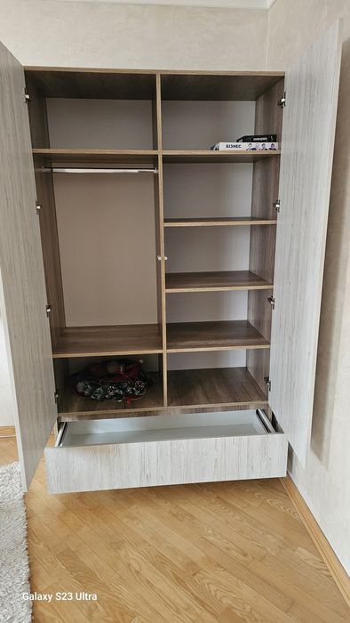 Двоспальне ліжко та шафа