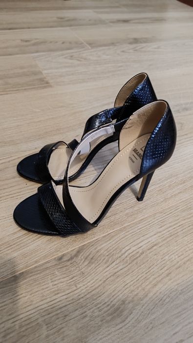 Sandálias pretas clássicas tamanho 37.