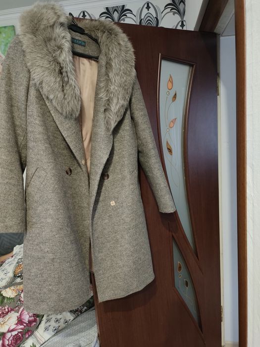 Пальто зимове з натуральної шерсті з коміром з песця