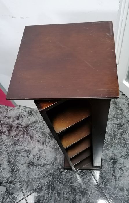 Móvel porta retratos em madeira