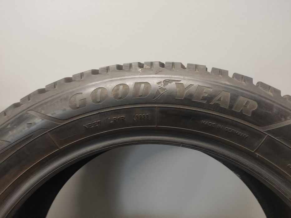 2x235/55R19 + 2x255/50R19 Goodyear UltraGrip Arctic 2 SUV, 2022 rok