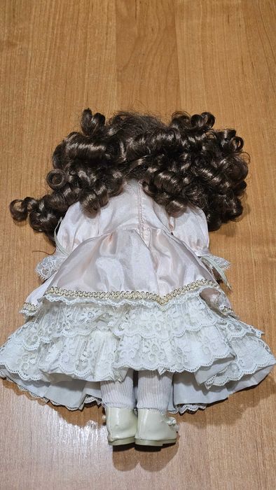 Lalka porcelanowa kolekcjonerska w białej sukni
