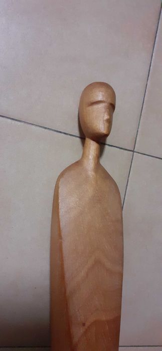 Estatueta de figura de pessoa sentada, em madeira