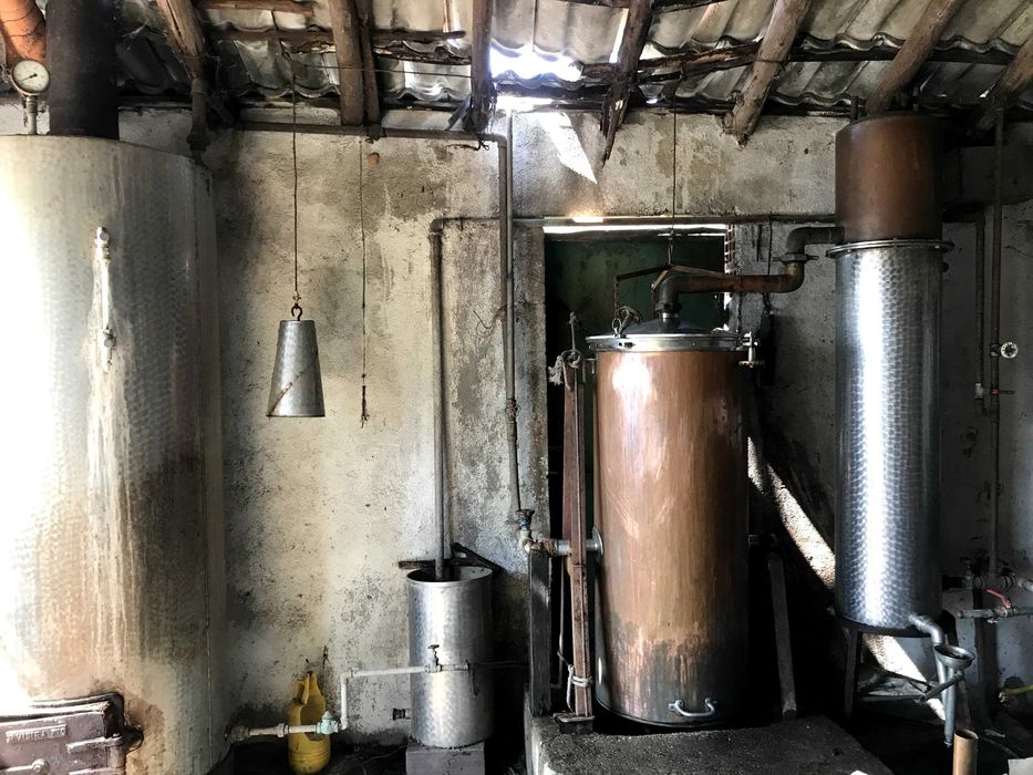 destilaria de aguardente  em cobre e aço inoxidável , para desocupar
