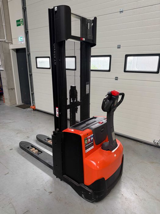 Używany wózek paletowy elektryczny podnoszący Toyota SWE 120 2900 mm niskie przebieg