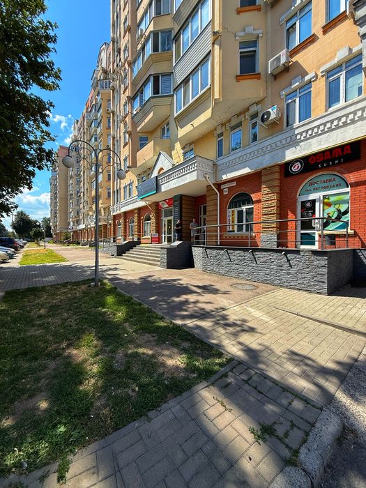 Центр міста! Комерційне приміщення з ремонтом! Перший поверх, фасад