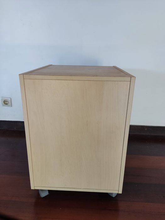 Mesa de cabeceira/ escritório com 4 rodízios rodas