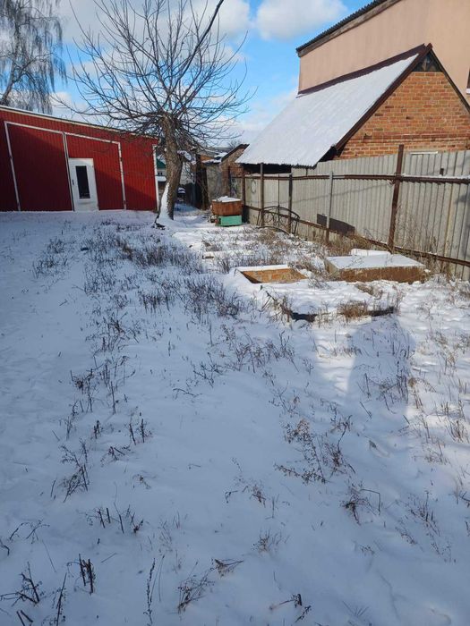 Продам в м.Мерефа магазин та ангар  з 9/25 житлового будинку