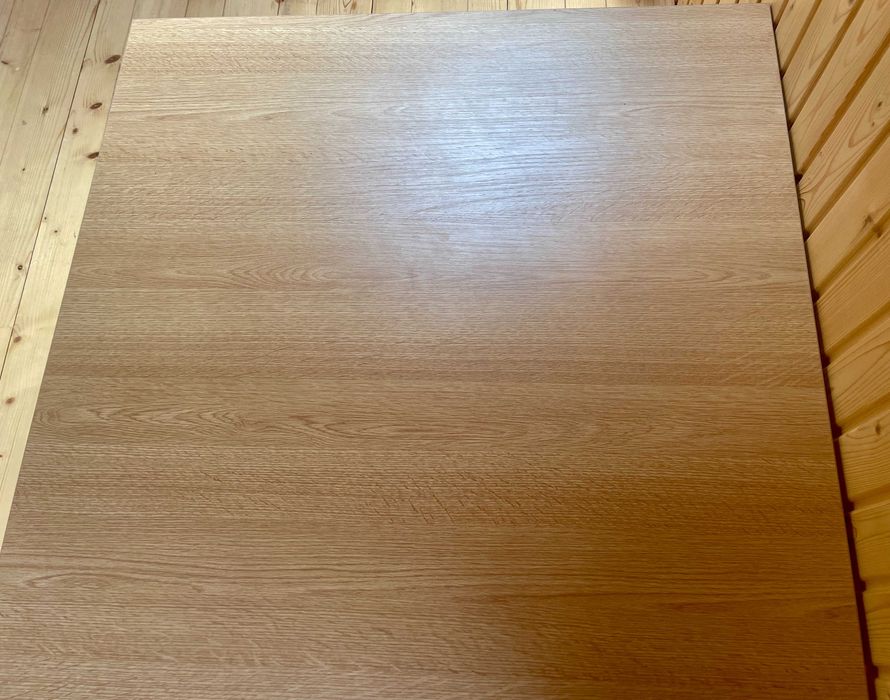 Сучасний журнальний столик на коліщатках.