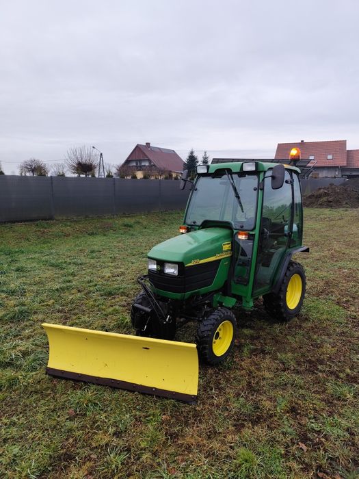Traktor John Deere 4010 z osprzętem