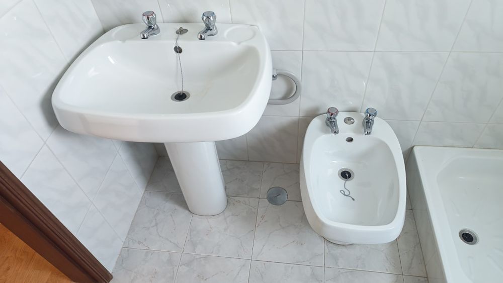 Sanitários, torneiras, toalheiros