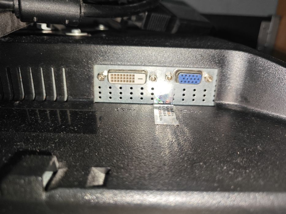 Monitor dell z uchwytem na ścianę