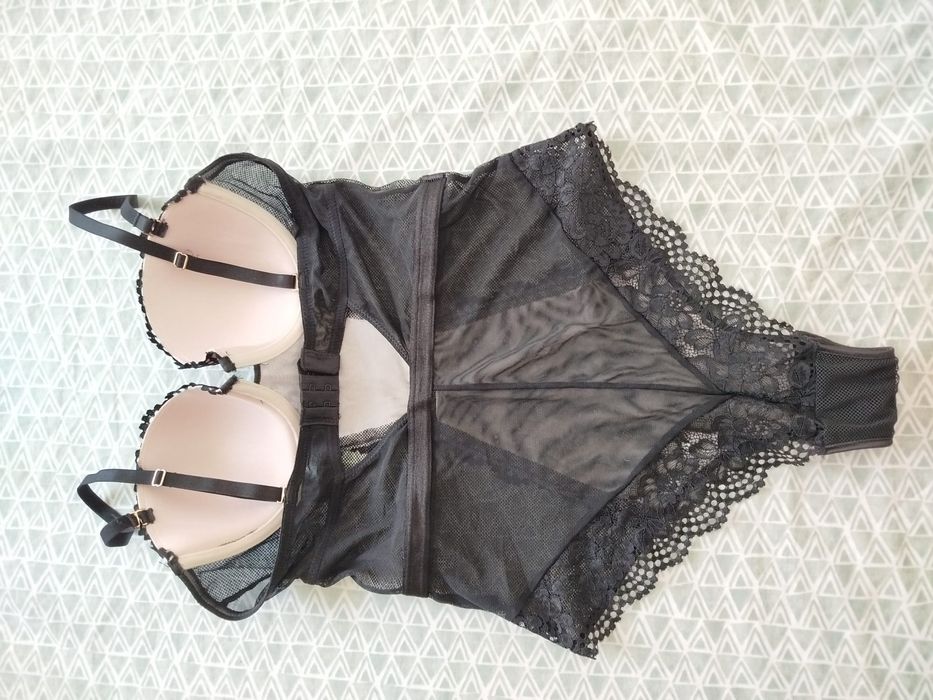 Lingerie preta com transparência